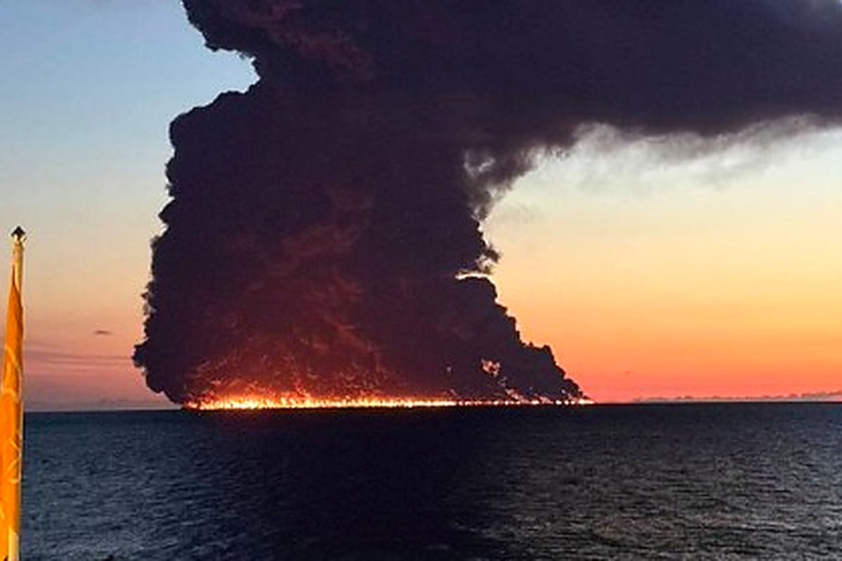 Танкер гори край Сочи на фона на ескалацията в Черно море