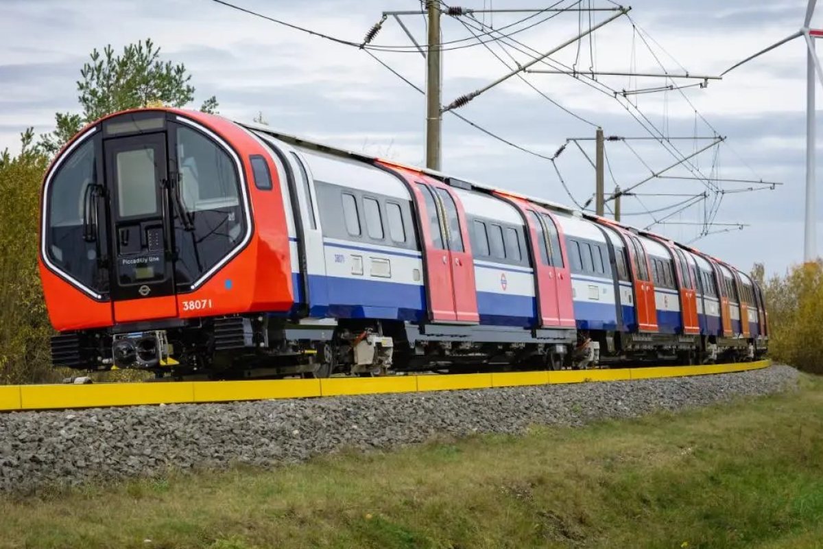 Метрото: Пускат новите влакове по Piccadilly Line