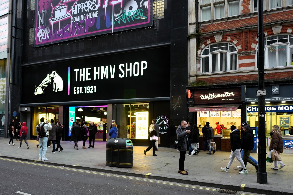 Куче марка: HMV затваря емблематичния си магазин на Oxford Street