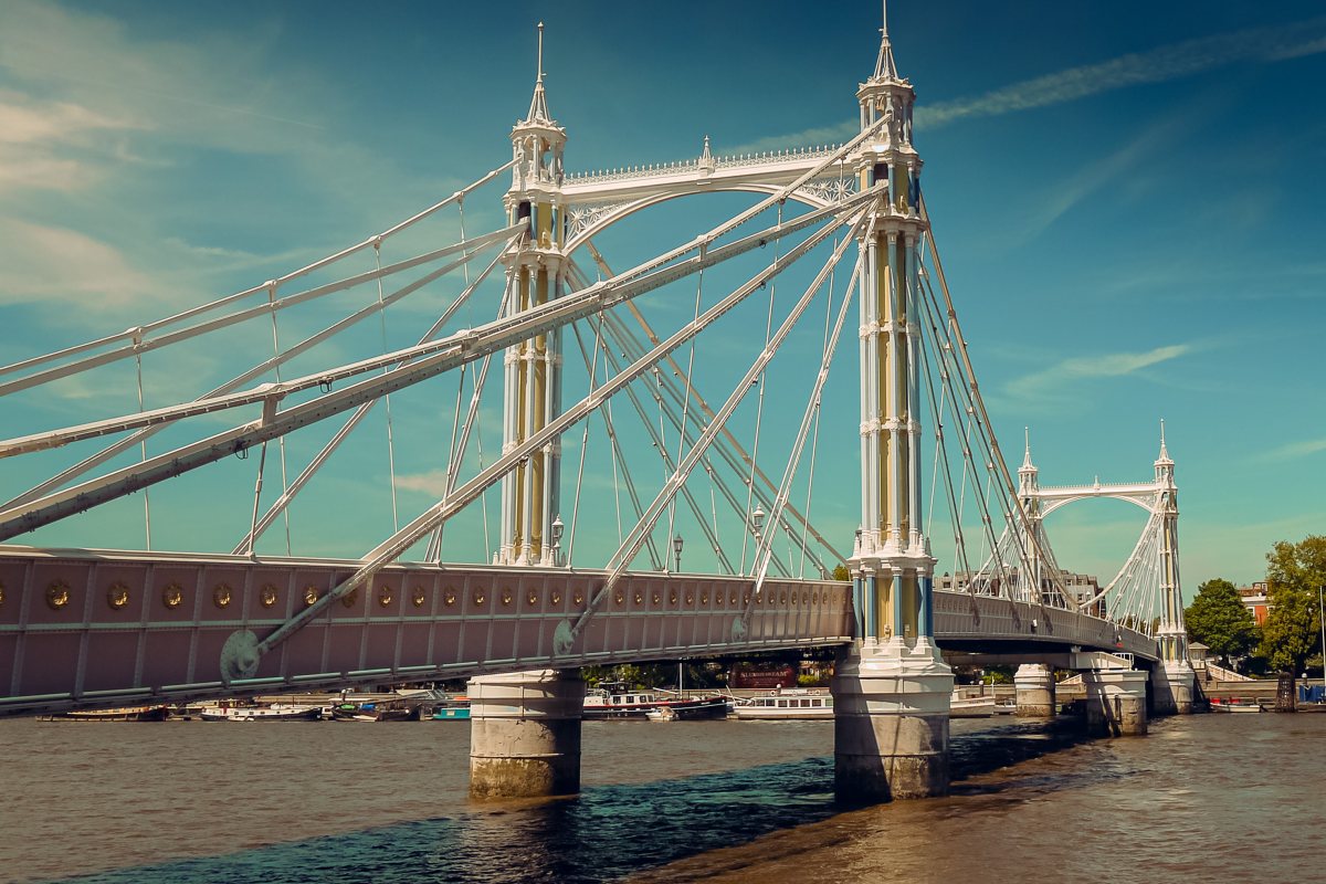 Затвореният „Albert Bridge“ затруднява трафика в Челси и Батърси