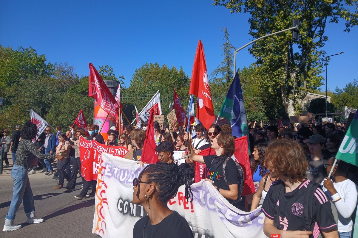 Протестите във Франция: Подпалиха туристически център в Лион и щурмуваха кметството в Марсилия