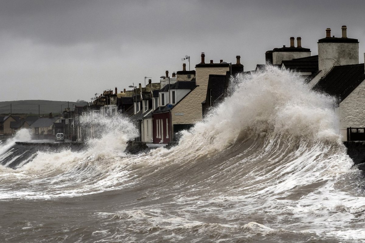 Затишие пред буря: Met Office предупреждава за рязък обрат към дъждове и ветрове до дни