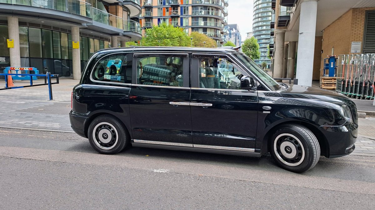 Съдебна победа за Uber в Лондон срещу черните "black cab" таксита