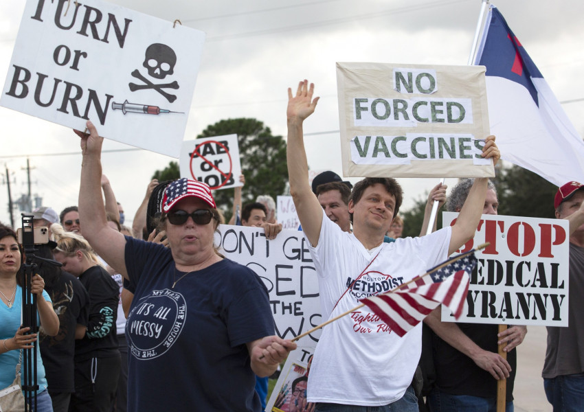 В САЩ уволняват медици ако не се ваксинират срещу Ковид.