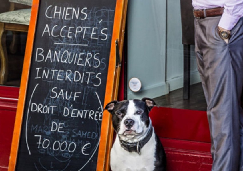 Парижки ресторант пуска кучета, но не и банкери