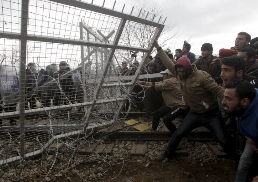 Сълзотворен газ срещу бежанци, опитали да пробият оградата на гръцко-македонската граница