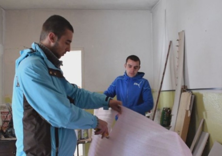 Най-младият кмет в Родопите сам си ремонтира кметството