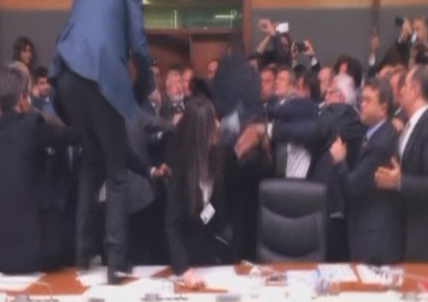 Масов бой между депутати в турския парламент (ВИДЕО)