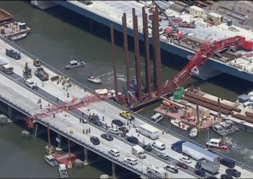 Огромен строителен кран рухна върху мост в Ню Йорк