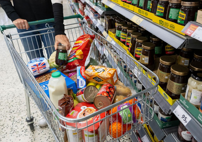Британците ограничават покупките и разходите си заради високата инфлация и рецесията, което се отразява на продажбите на дребно