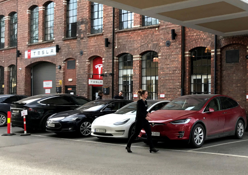 Tesla пуска "роботаксита", ще конкурира Uber