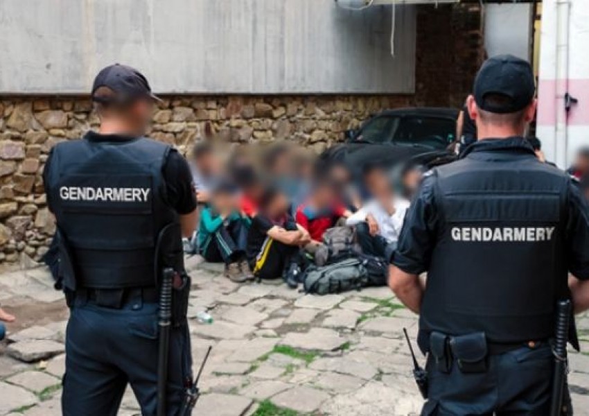 Заловиха 21 нелегални мигранти край българска нива