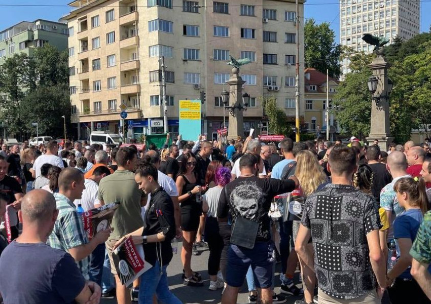 Протест срещу ковид-мерките блокира Орлов мост!
