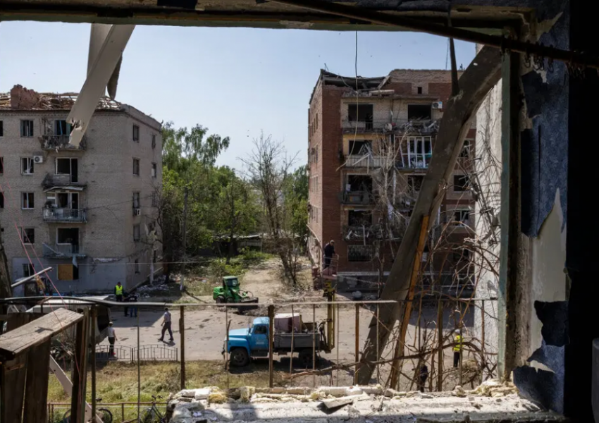 Масиран ракетен удар по украинския град Славянск, уби шест цивилни сред които и едно дете, съобщи кметът на града Вадим Лях