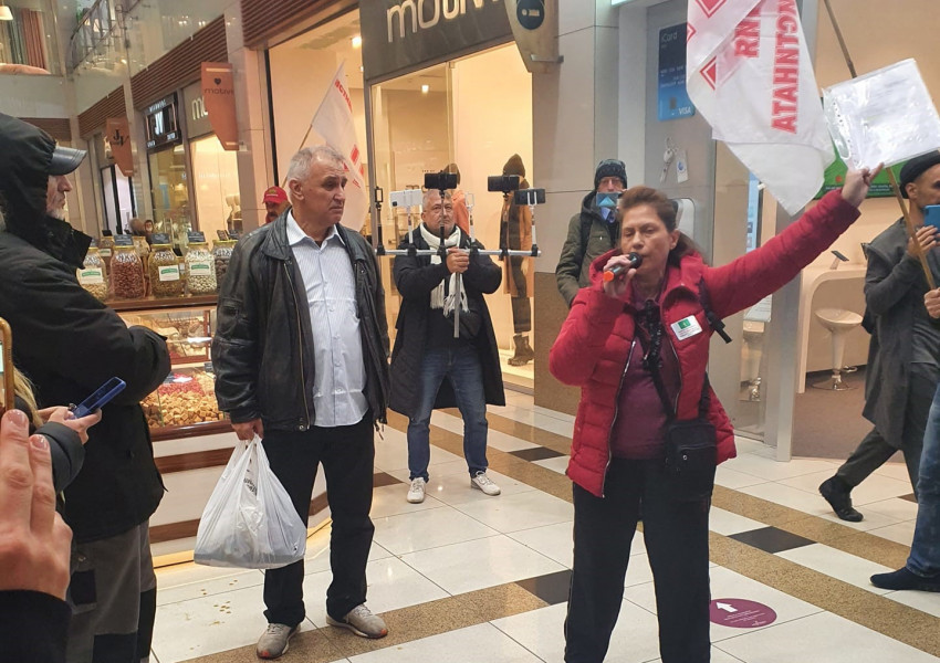 Противници на въведения у нас "зелен сертификат" нахлуха в софийски мол