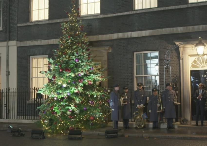 Британският премиер Риши Сунак и съпругата му Акшата Мурти запалиха "Коледно дърво номер едно" във Великобритания