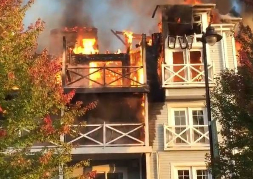 Oгромен пожар в жилищен блок в Кент (СНИМКИ)