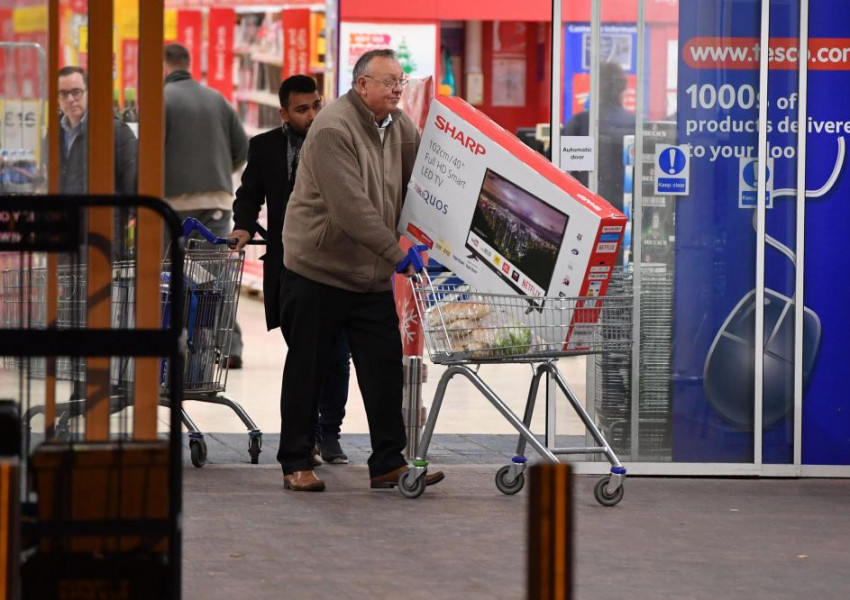 Покупки 8 милиарда паунда на Черния петък