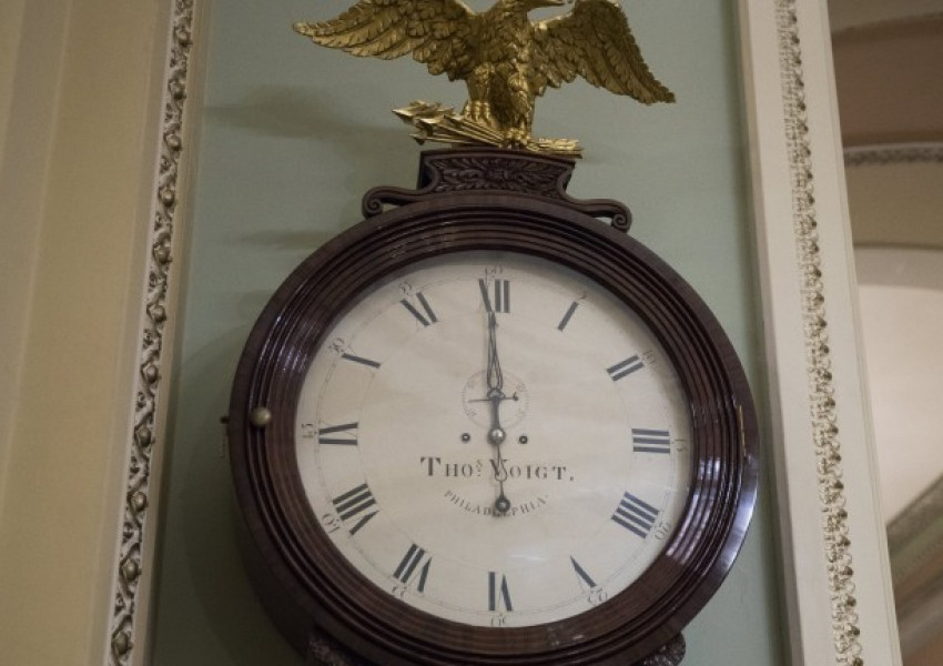 Американският парламент спира временно работа