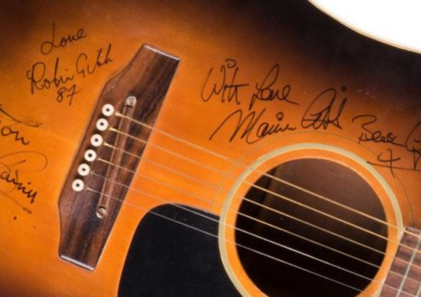 Продадоха китара от последното шоу на „Бийтълс“ за 347 хил. паунда
