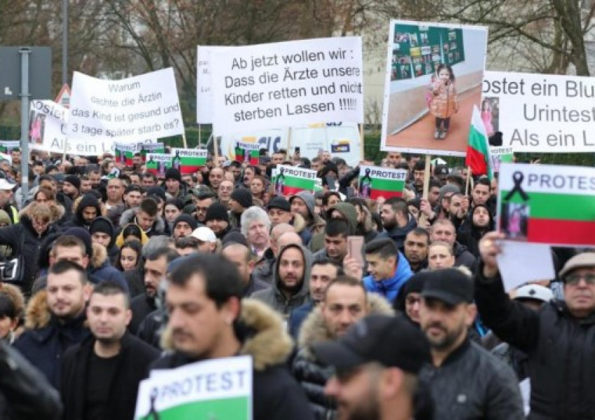 Българи протест в Кьолн заради смъртта на 4-годишно детенце (СНИМКИ)