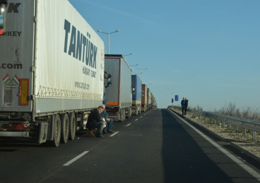 Камион с БГ регистрация и 25 мигранти се обърна край македонски град