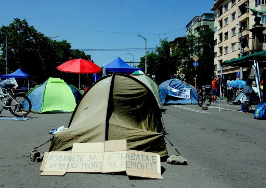 Блокадата на Орлов мост продължава