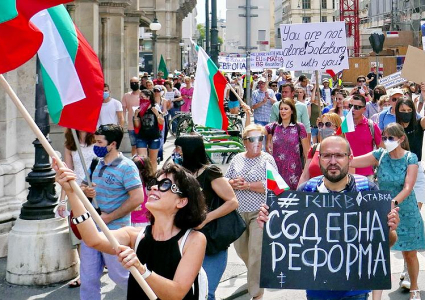 Продължават протестите на българи в чужбина