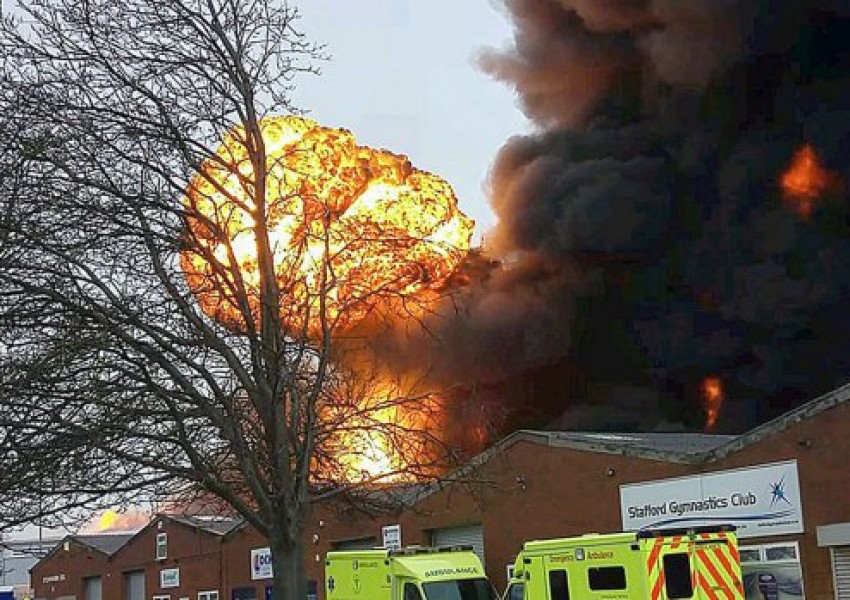 Огромен пожар бушува в Централна Англия (СНИМКИ)