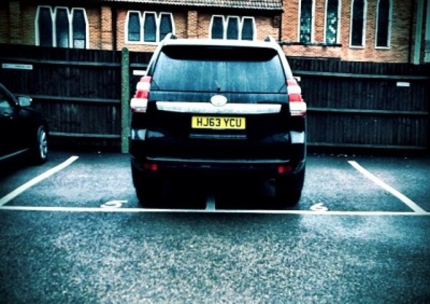 Най-нелепите начини, по които паркират британците (СНИМКИ)