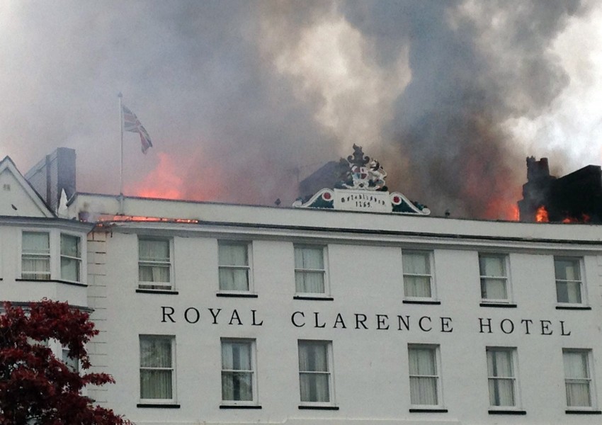 Пожар унищожи най-стария хотел в Англия (СНИМКИ)