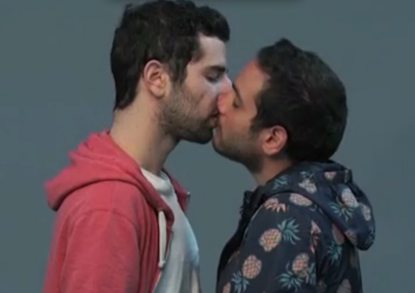 Арабски и еврейски мъже се целуват в шокираща реклама (ВИДЕО)