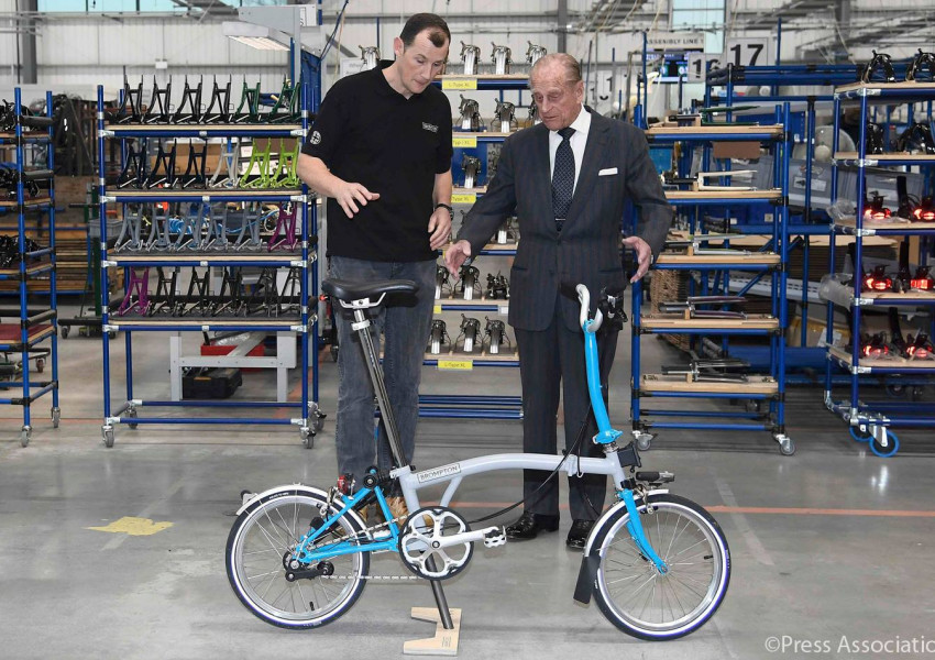 Херцогът на Единбург откри магазин за велосипеди (СНИМКИ)