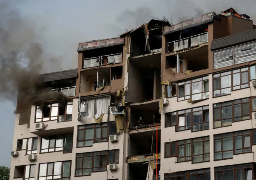 Руската ракетата ударила жилищна сграда в Киев е ранила най-малко пет човека