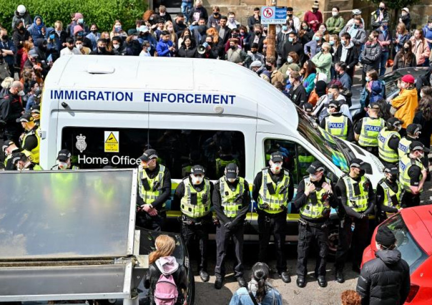 Великобритания: Блокираха с жива верига автомобили на имиграционните власти, освободиха задържаните!