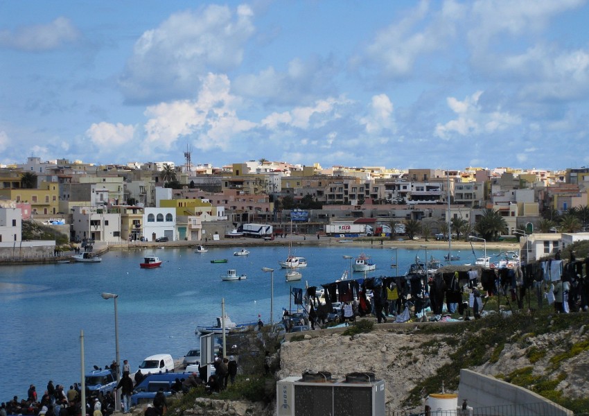 Мигранти подпалиха приют на остров Лампедуза