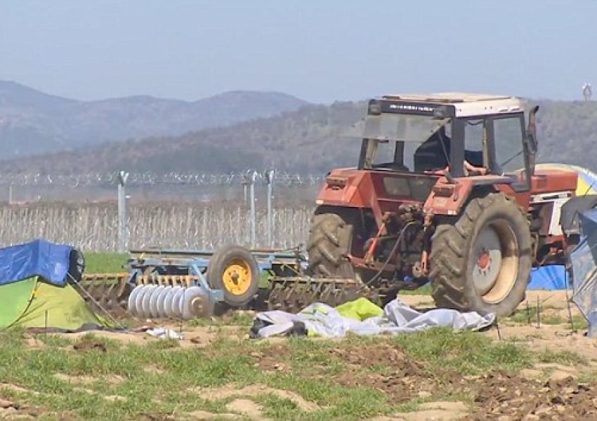 Гръцки фермер помете с трактора си бежански лагер, настанен на земите му (СНИМКИ)