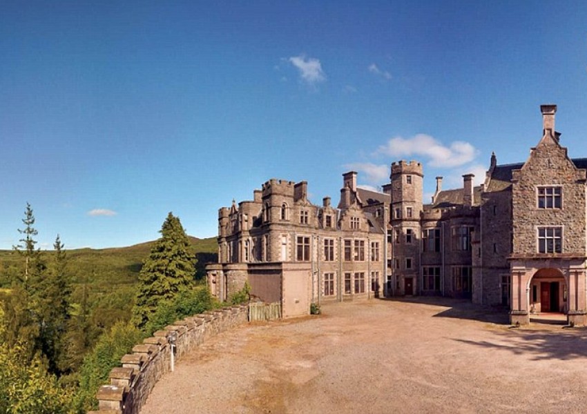 Този замък в Шотландия струва колкото апартамент в центъра на Лондон! (СНИМКИ)