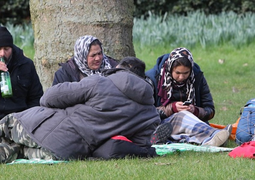Мигранти свиха лагер пред хотел "Риц" в Лондон (СНИМКИ)