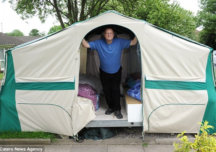 Да живееш в палатка, защото няма достатъчно голямо общинско жилище за семейството ти (СНИМКИ)