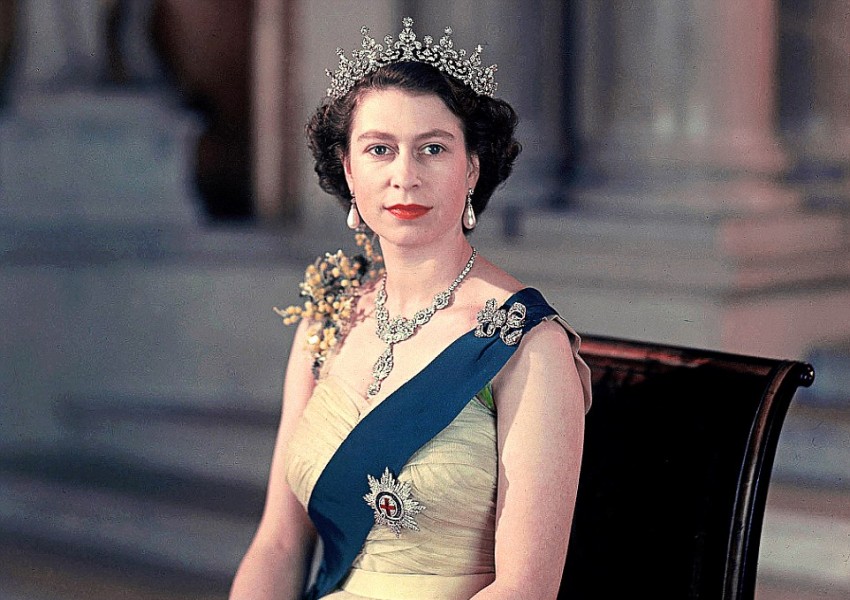 Короните на кралица Елизабет II - сърцето на нейната колекция от бижута (СНИМКИ)