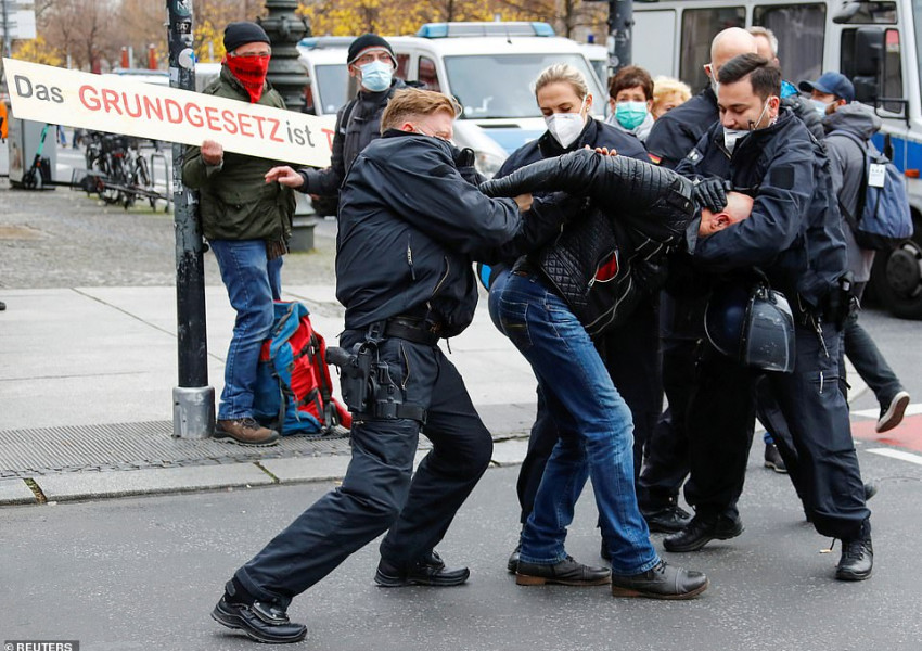 Стотици задържани на протест срещу Covid ограниченията.