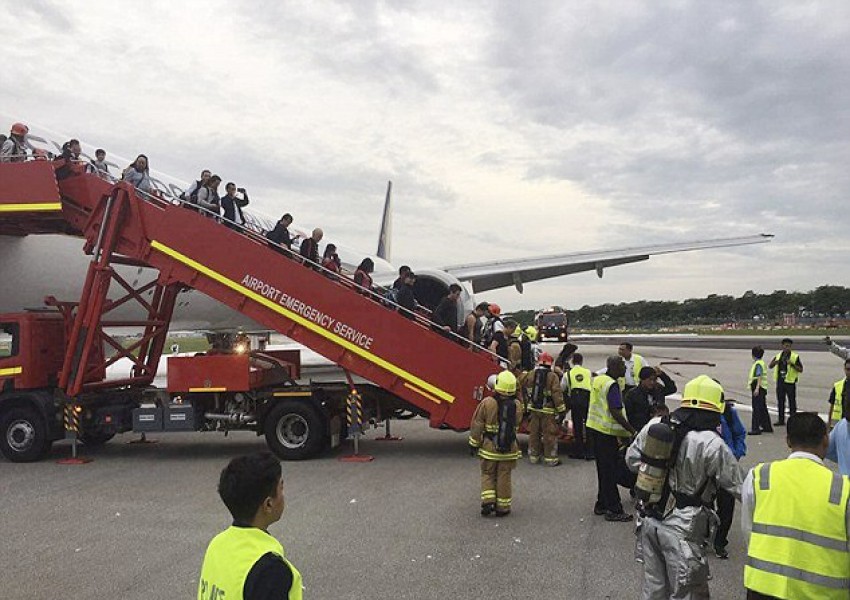 Самолет на Сингапурските авиолинии се запали по време на полет (СНИМКИ)