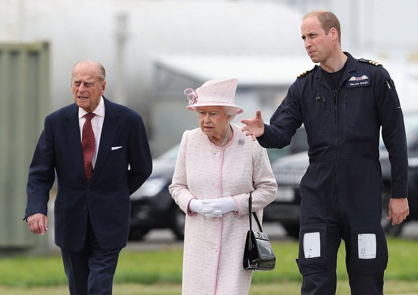  Кралицата посети принц Уилям на работното място (СНИМКИ)