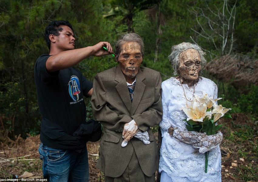 Това ли е най-странният празник на света? (СНИМКИ 18+)