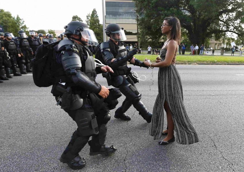 Легендарна фотография на протестираща жена пред спецчастите за борба с безредиците в Луизиана