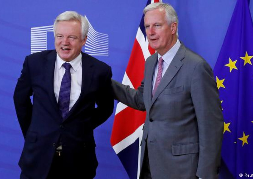 Покерът Брекзит - кой какви карти държи