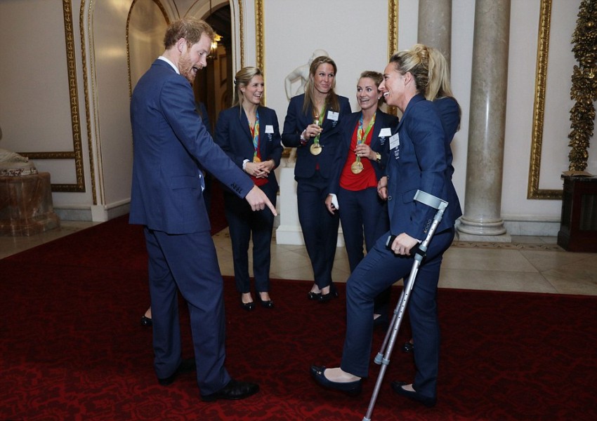 Принц Хари флиртува с олимпийски шампионки в Бъкингамския дворец (СНИМКИ)