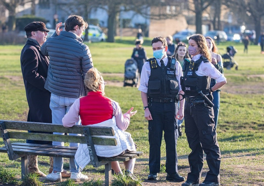 Британците масово излязоха по паркове и градини, полицията безпомощна!
