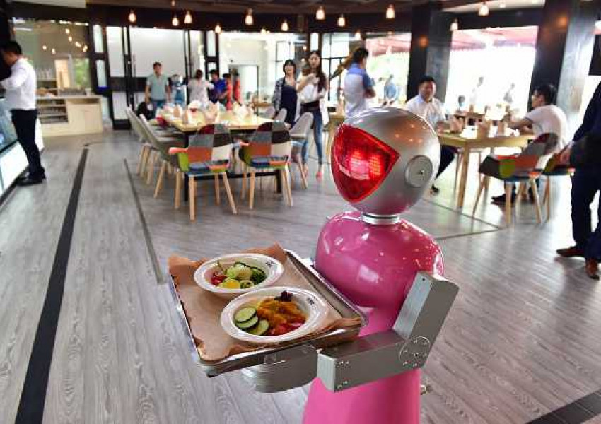 Роботи сервират в китайски ресторант (ВИДЕО)